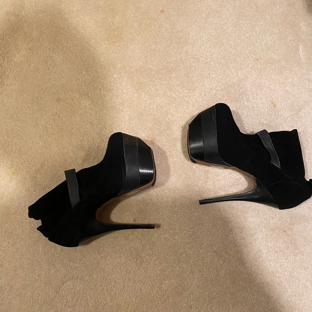 Shoe - Picture 2 of 10
